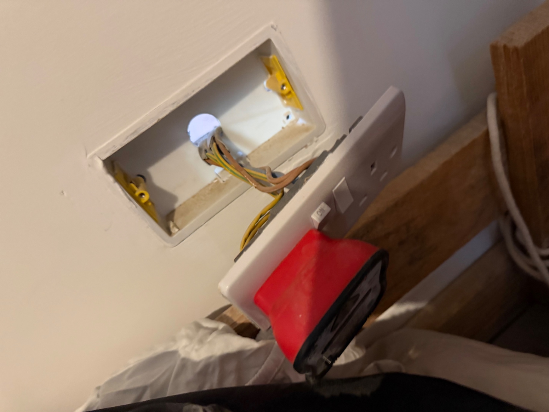 Faceplate hanging off during first-fix testing — earth continuity and polarity checks